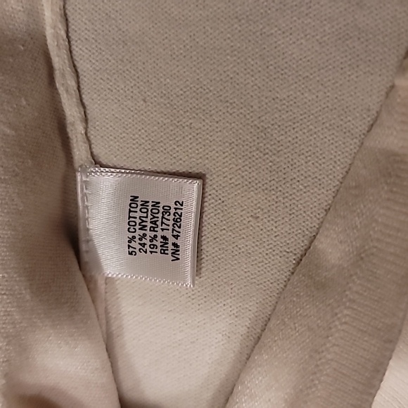 0486. EUC ~ Just a little Sparkle ✨️Sweater Vest wear it alone or under a jacket - Picture 7 of 8